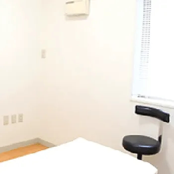 きど皮ふ科のケミカルピーリングを受ける施術室