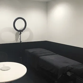 ルラ(LULA)美容クリニック 新潟院のケミカルピーリングを受ける施術室