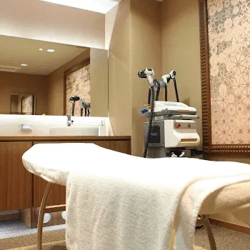 野本真由美スキンケアクリニックのケミカルピーリングを受ける施術室