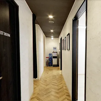 TAクリニック 沖縄付近1院のプルリアルデンシファイを受ける前の廊下