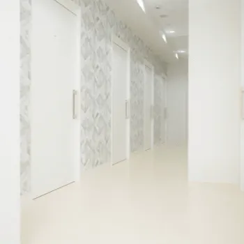 東京美容外科 沖縄院の白玉点滴・注射を受ける前の廊下