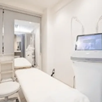 クリニーク大阪心斎橋の脂肪冷却を受ける施術室