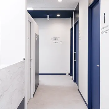 北堀江LA皮膚科クリニックのエリシスセンスを受ける前の廊下