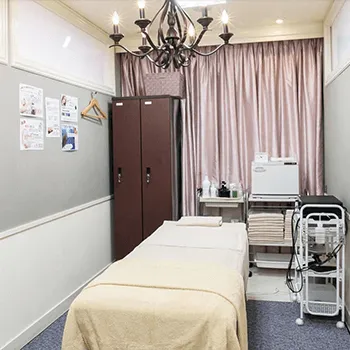 表参道スキンクリニック 大坂院のエリシスセンスを受ける施術室