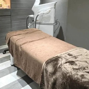 マルーンビューティスキンクリニックのリズネを受ける施術室