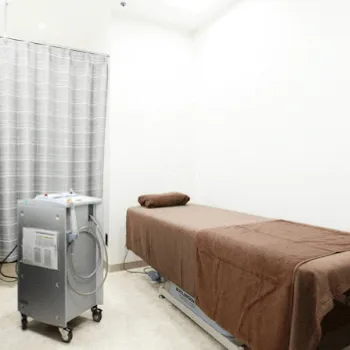 共立美容外科 大阪2院のフォトフェイシャルを受ける施術室