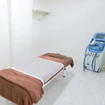 リゼクリニック 大阪1院のフォトフェイシャルを受ける施術室