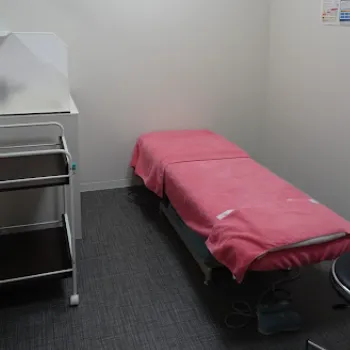 品川美容外科 大阪3院のフォトフェイシャルを受ける施術室