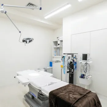 大阪TAクリニックのフォトフェイシャルを受ける施術室