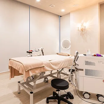 エルムクリニック 大阪院のプロファイロを受ける施術室