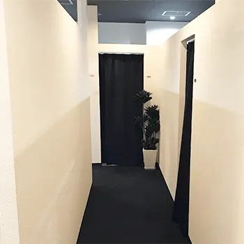 LaLa Clinic 梅田院のプロファイロを受ける前の廊下