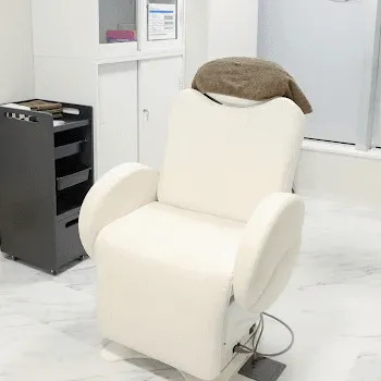 札幌TAクリニックのケミカルピーリングを受ける施術室