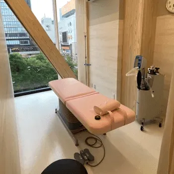 レナトゥスクリニック 仙台院のジャルプロスーパーハイドロを受ける施術室