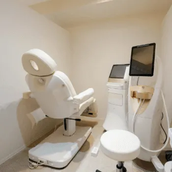 スノークリニック 仙台 美容皮膚科のリズネを受ける施術室