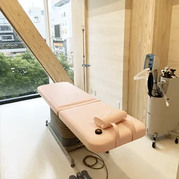 レナトゥスクリニック 仙台院のプロファイロを受ける施術室