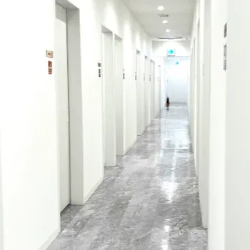 TCB東京中央美容外科 仙台駅前院の白玉点滴・注射を受ける前の廊下