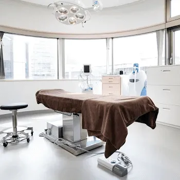 CLASSY仙台美容外科・美容皮膚科のサブシジョンを受ける施術室