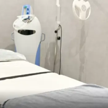 T-CLINIC 新宿院のクマ取りの施術を受ける施術室