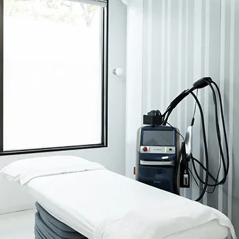 表参道スキンクリニック 東京1院のエリシスセンスを受ける施術室