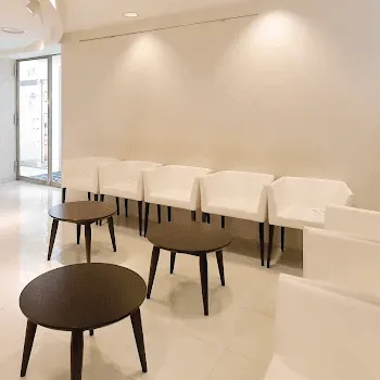 表参道スキンクリニック 東京1院のジャルプロスーパーハイドロを受ける前の待合室