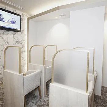 水の森美容クリニック 東京1院のプルリアルデンシファイを受ける前の待合室