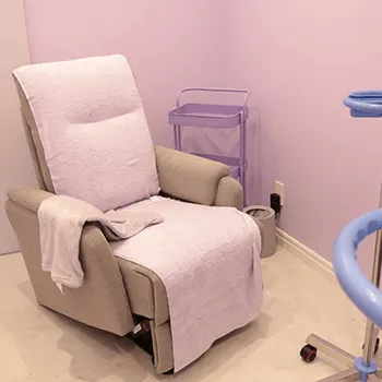 ナチュラルスキンクリニック 東京2院のプルリアルデンシファイを受ける施術室