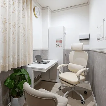 Clean Beauty Clinic 東京麻布院のプロファイロを受ける前のカウンセリングルーム