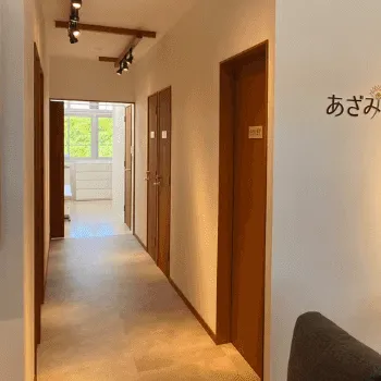 あざみ野駅西口皮膚科の院内の様子
