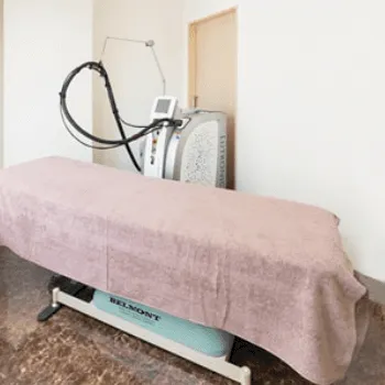 共立美容外科 横浜院のフォトフェイシャルを受ける施術室