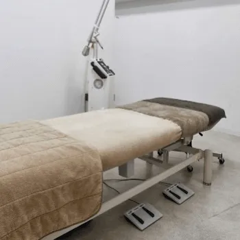 シロノクリニック 横浜院のフォトフェイシャルを受ける施術室