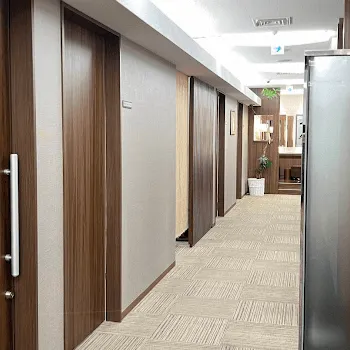 高須クリニック 横浜院のフォトフェイシャルを受ける前の廊下