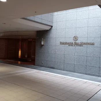 銀座よしえクリニック 横浜院のフォトフェイシャルを受けるクリニックが入っているビルの入り口