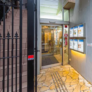 的野ウィメンズクリニックのプラセンタ注射を受けるクリニックが入っているビルの入り口