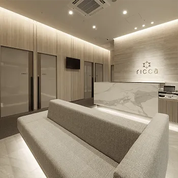 女性医療クリニック六花 横浜のプルリアルデンシファイを受ける前の待合室