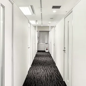 スマートスキンクリニック 横浜院のプルリアルデンシファイを受ける前の廊下