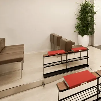 シロノクリニック 横浜院のプロファイロを受ける前の待合室