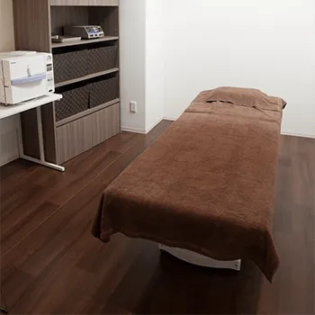 アンジュール横浜クリニックのプロファイロを受ける施術室