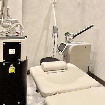 R形成外科皮膚科クリニックのサブシジョンを受ける施術室