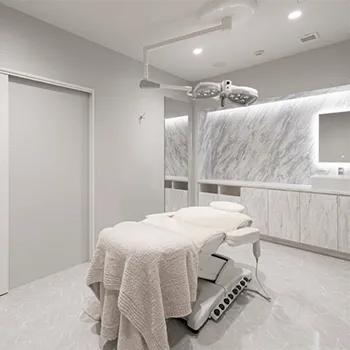 ARK SKIN CLINICのブレッシングを受ける施術室