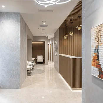 Days Beauty Clinic 全国3院のブレッシングを受ける院内の様子