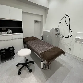 上野御徒町ファラド皮膚科のブレッシングを受ける施術室