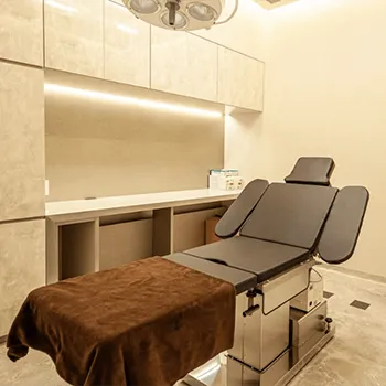リゾナスフェイスクリニック東京のブレッシングを受ける施術室