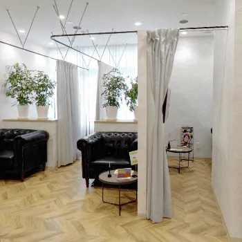 福岡TAクリニックのプルリアルバイオスカルプチャーを受ける前の待合室