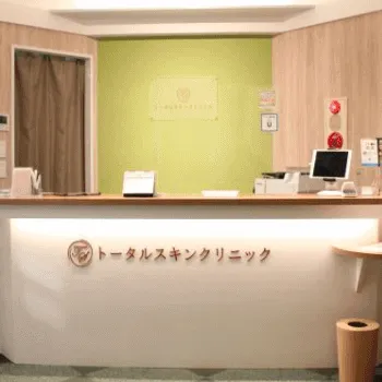 トータルスキンクリニック 天神のプルリアルバイオスカルプチャーを受ける前の受付