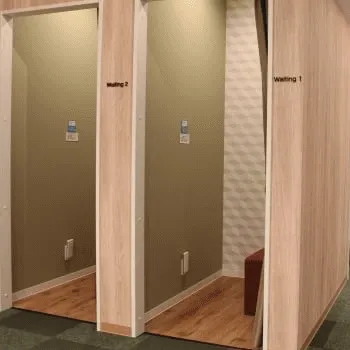 トータルスキンクリニック 天神のプルリアルバイオスカルプチャーを受ける前の待合室