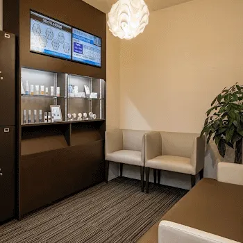 うえだ皮膚科内科 八田院のプルリアルバイオスカルプチャーを受ける前の待合室