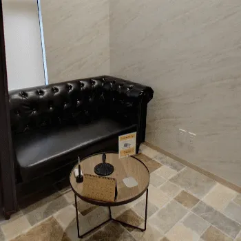 TAクリニック 沖縄付近1院のプルリアルバイオスカルプチャーを受ける前の待合室