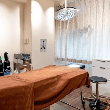 CLEAN BEAUTY CLINICのプルリアルバイオスカルプチャーを受ける施術室