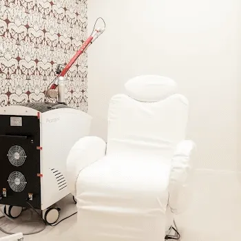 大阪TAクリニックのプルリアルバイオスカルプチャーを受ける施術室