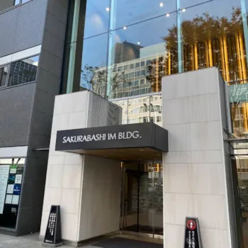 HAABクリニック 大阪院が入っているビルの入口